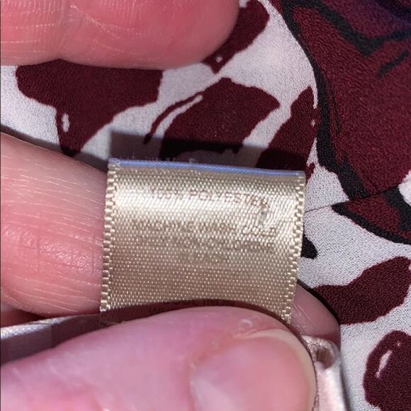 LOFT maroon & white flowered button blouse SP - Picture 5 of 5